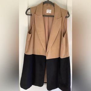Elle sleeveless camel/black cardigan